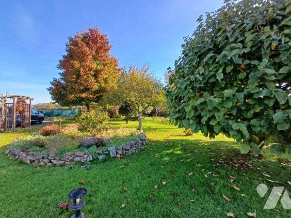 A seulement cinq minutes du centre de Guidel et de ses commerces, cette maison bénéficie d'un e...