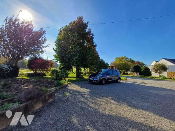 A seulement cinq minutes du centre de Guidel et de ses commerces, cette maison bénéficie d'un e...