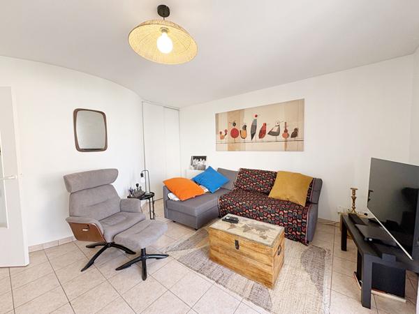 HYERES Centre ville - Appartement loué de type 2 - Cave - Parking