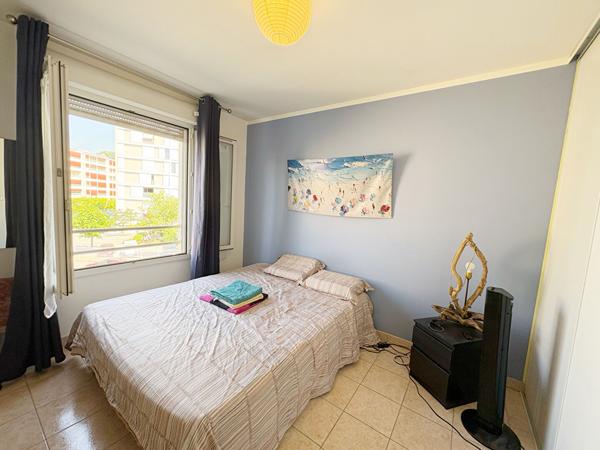 HYERES Centre ville - Appartement loué de type 2 - Cave - Parking