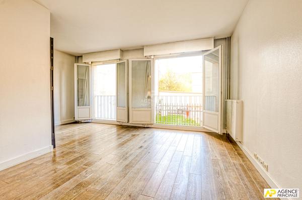 Versailles Notre Dame - Studio/2 pieces de 38.20 m² carrez situé au 1er étage avec ascenseur et box €345 000 ** - Référence 25931