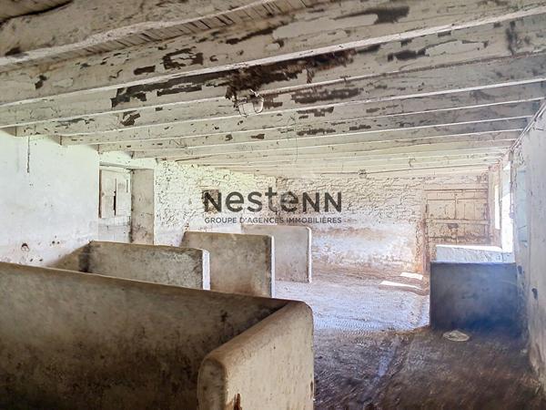 Terrain constructible avec bâtisse en pierre à vendre à 450 m du bourg de Muzillac