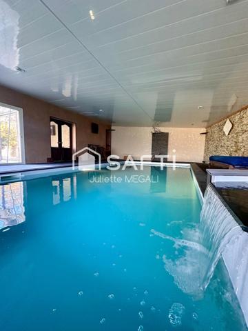 Grande maison en pierre avec piscine intérieure