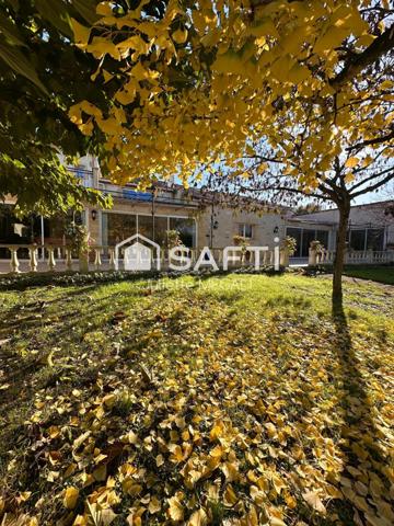 Grande maison en pierre avec piscine intérieure