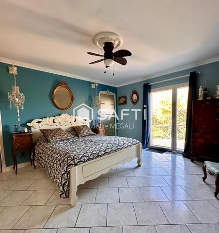 Grande maison en pierre avec piscine intérieure