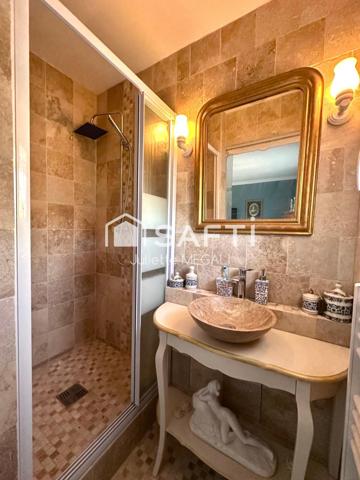 Grande maison en pierre avec piscine intérieure