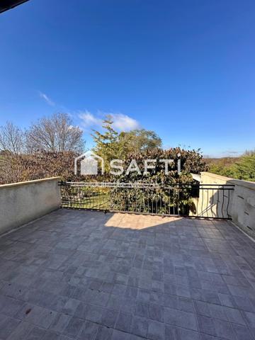 Grande maison en pierre avec piscine intérieure