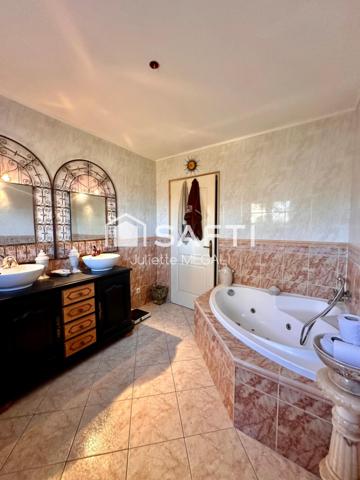 Grande maison en pierre avec piscine intérieure