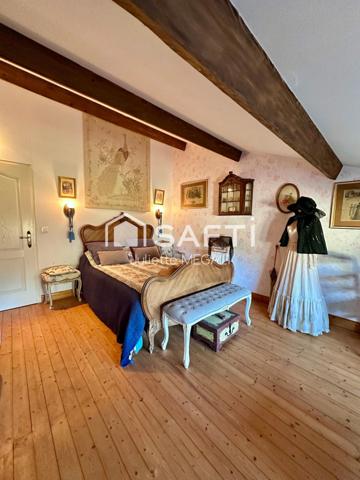 Grande maison en pierre avec piscine intérieure