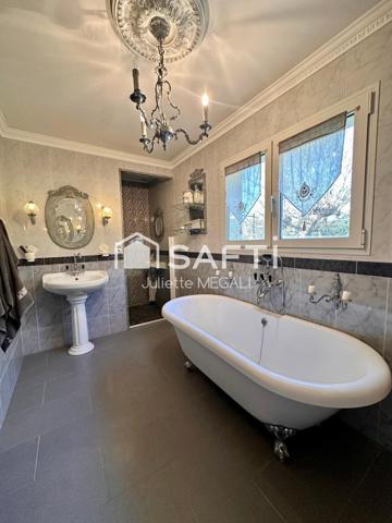 Grande maison en pierre avec piscine intérieure