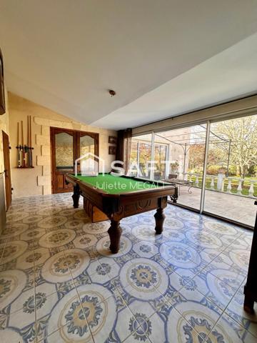 Grande maison en pierre avec piscine intérieure