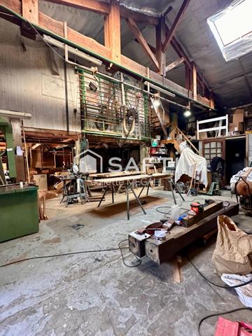 Grande maison en pierre avec piscine intérieure