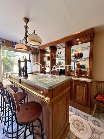 Grande maison en pierre avec piscine intérieure