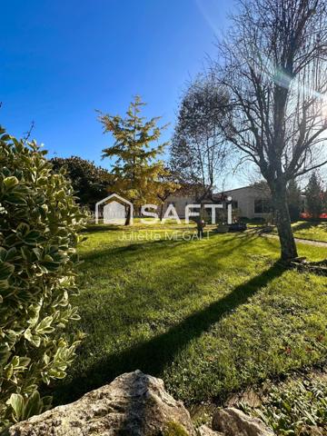 Grande maison en pierre avec piscine intérieure