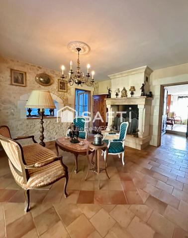 Grande maison en pierre avec piscine intérieure