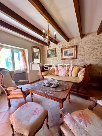 Grande maison en pierre avec piscine intérieure