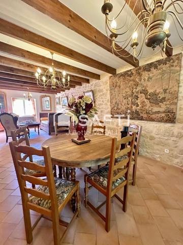 Grande maison en pierre avec piscine intérieure