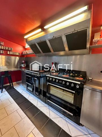 Grande maison en pierre avec piscine intérieure