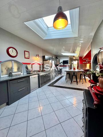 Grande maison en pierre avec piscine intérieure