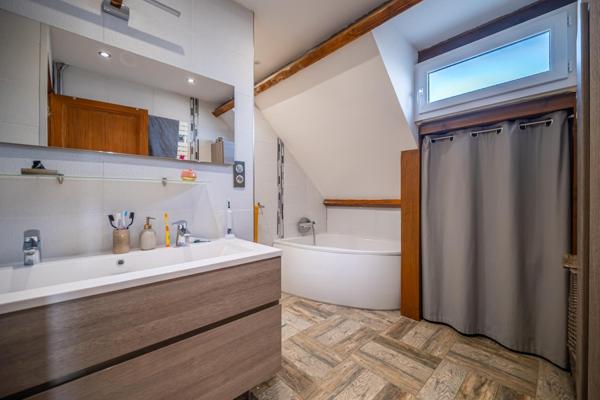 Maison à SARGE-LES-LE-MANS, 72190 - 6 pièces 154m²