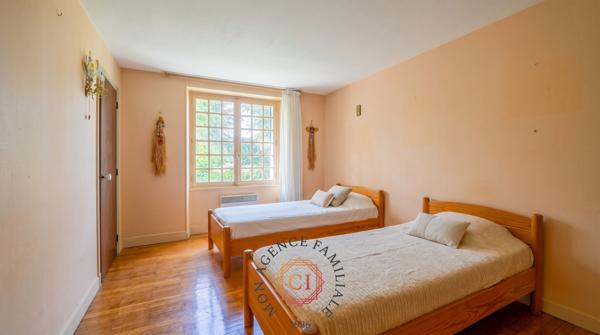Maison
                                                                                                                                                                                                                                                                                                                        7 pièce(s)                                                                                                                                                                                                          4 chambre(s)                                                                                                                                                                                                          173  m²