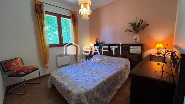 Dans un environnement paisible, cette maison de plain-pied est idéalement située à quelques centaines de mètres du lac.