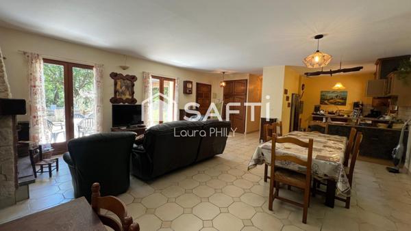 Dans un environnement paisible, cette maison de plain-pied est idéalement située à quelques centaines de mètres du lac.