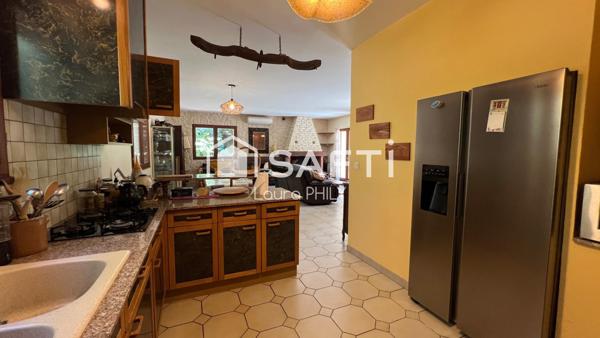 Dans un environnement paisible, cette maison de plain-pied est idéalement située à quelques centaines de mètres du lac.