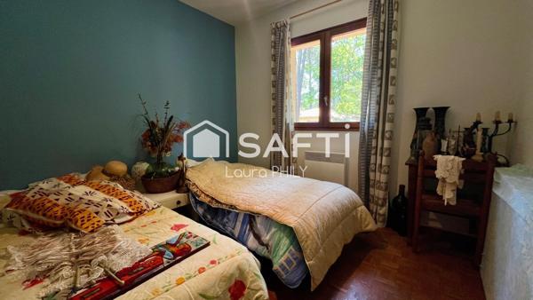 Dans un environnement paisible, cette maison de plain-pied est idéalement située à quelques centaines de mètres du lac.