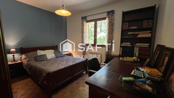 Dans un environnement paisible, cette maison de plain-pied est idéalement située à quelques centaines de mètres du lac.