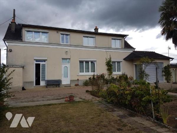 Maison de 6 pièces sur 811 m² :

- Entrée avec wc et petite salle d'eau, cuisine aménagée, sa...