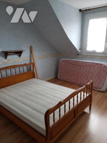 Maison de 6 pièces sur 811 m² :

- Entrée avec wc et petite salle d'eau, cuisine aménagée, sa...