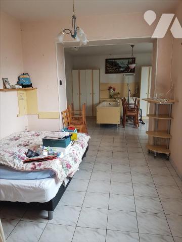 Maison de 6 pièces sur 811 m² :

- Entrée avec wc et petite salle d'eau, cuisine aménagée, sa...