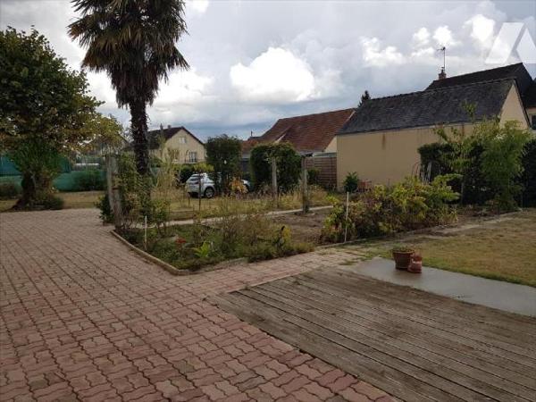 Maison de 6 pièces sur 811 m² :

- Entrée avec wc et petite salle d'eau, cuisine aménagée, sa...