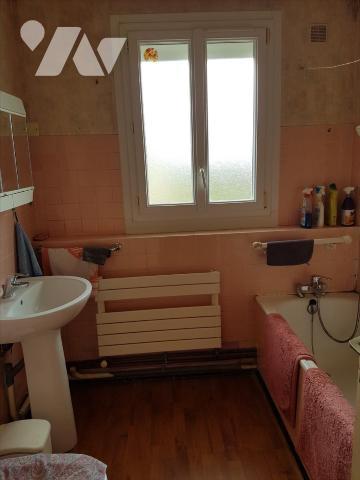 Maison de 6 pièces sur 811 m² :

- Entrée avec wc et petite salle d'eau, cuisine aménagée, sa...