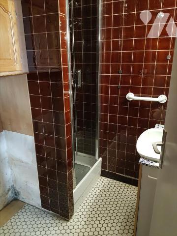 Maison de 6 pièces sur 811 m² :

- Entrée avec wc et petite salle d'eau, cuisine aménagée, sa...