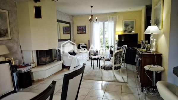 Maison individuelle avec garage dans lotissement calme, quartier des Bruyères, proche forêt.