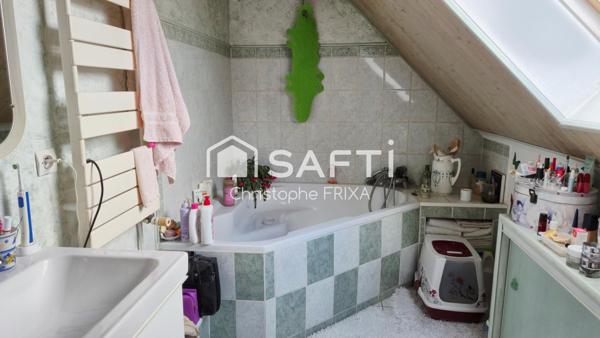 Maison individuelle avec garage dans lotissement calme, quartier des Bruyères, proche forêt.