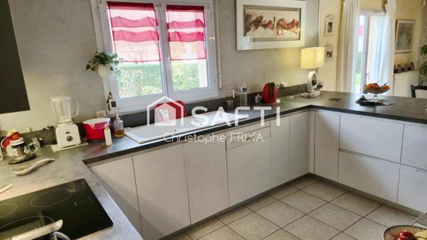 Maison individuelle avec garage dans lotissement calme, quartier des Bruyères, proche forêt.