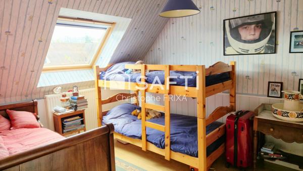 Maison individuelle avec garage dans lotissement calme, quartier des Bruyères, proche forêt.