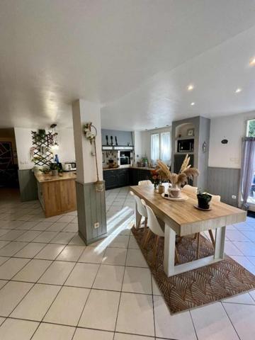 Maison Château L'Evêque 130 m2 avec garage et jardin