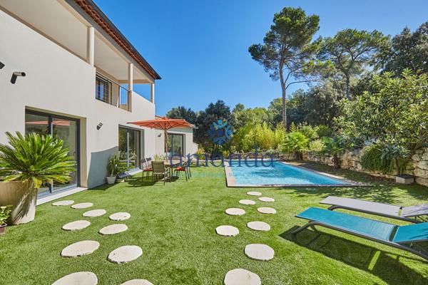 Lumineuse villa contemporaine de 227m2 avec piscine 10x4.5m, jardin 1500m2, double garage