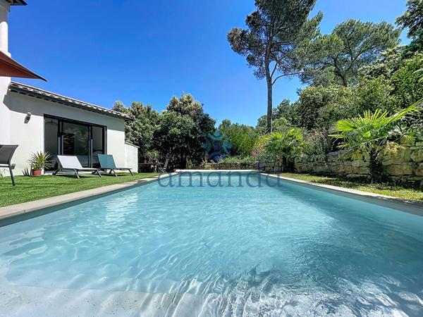 Lumineuse villa contemporaine de 227m2 avec piscine 10x4.5m, jardin 1500m2, double garage