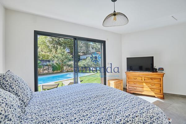 Lumineuse villa contemporaine de 227m2 avec piscine 10x4.5m, jardin 1500m2, double garage