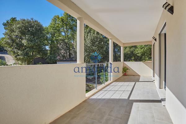 Lumineuse villa contemporaine de 227m2 avec piscine 10x4.5m, jardin 1500m2, double garage