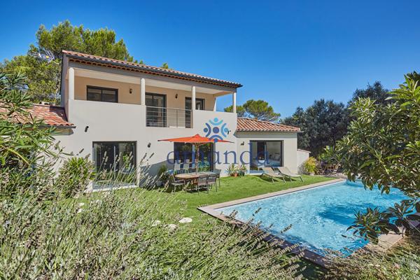 Lumineuse villa contemporaine de 227m2 avec piscine 10x4.5m, jardin 1500m2, double garage