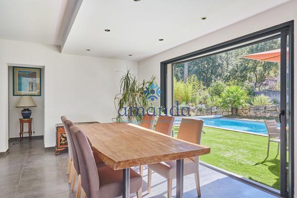 Lumineuse villa contemporaine de 227m2 avec piscine 10x4.5m, jardin 1500m2, double garage