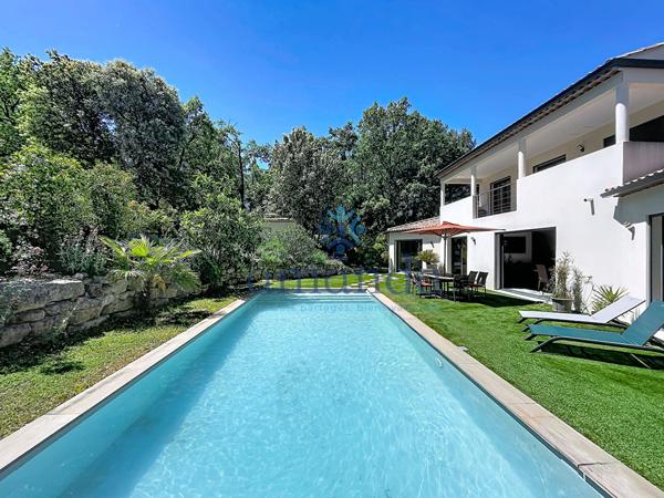 Lumineuse villa contemporaine de 227m2 avec piscine 10x4.5m, jardin 1500m2, double garage