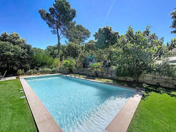 Lumineuse villa contemporaine de 227m2 avec piscine 10x4.5m, jardin 1500m2, double garage