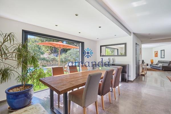 Lumineuse villa contemporaine de 227m2 avec piscine 10x4.5m, jardin 1500m2, double garage